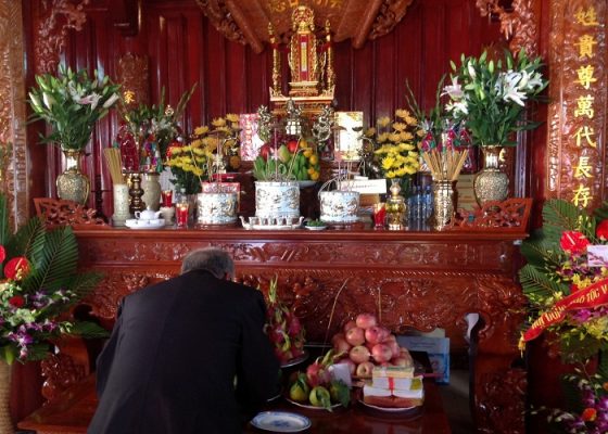 Cách bài trí bàn thờ gia tiên