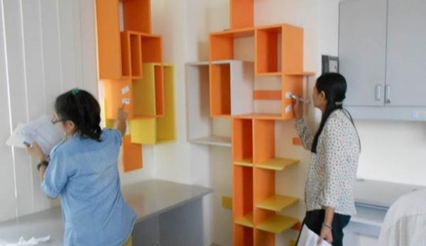 Nhân viên Xá Lợi đánh dấu đồ dùng trước khi chuyển đi