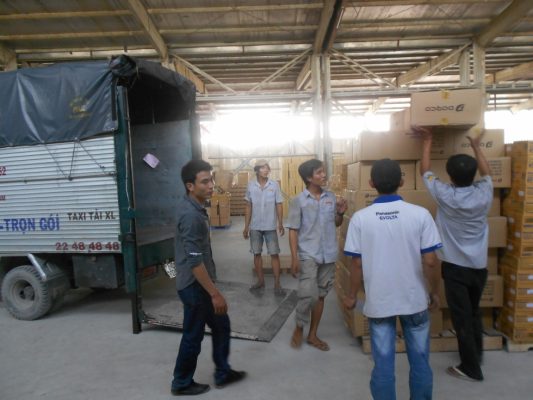 Nhân viên Xá Lợi tiến hành vận chuyển đồ ra xe chuyên dụng