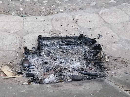 Đốt bàn thờ cũ khi không sử dụng