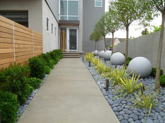 Thiết kế sân vườn trước nhà đơn giản
