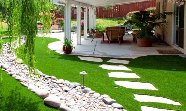 Thiết kế sân vườn trước nhà đơn giản