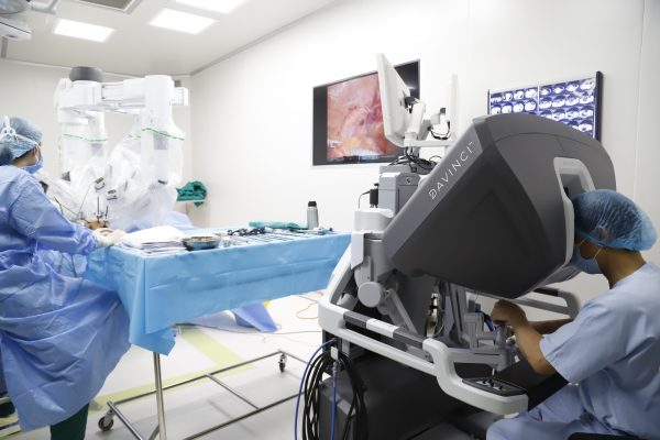 Bệnh viện đầu tiên tại Việt Nam triển khai phẫu thuật nội soi với hệ thống Robot Da Vinci thế hệ Xi