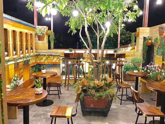Quan Cafe Sử Dụng Bàn Tròn Gỗ Me Tây